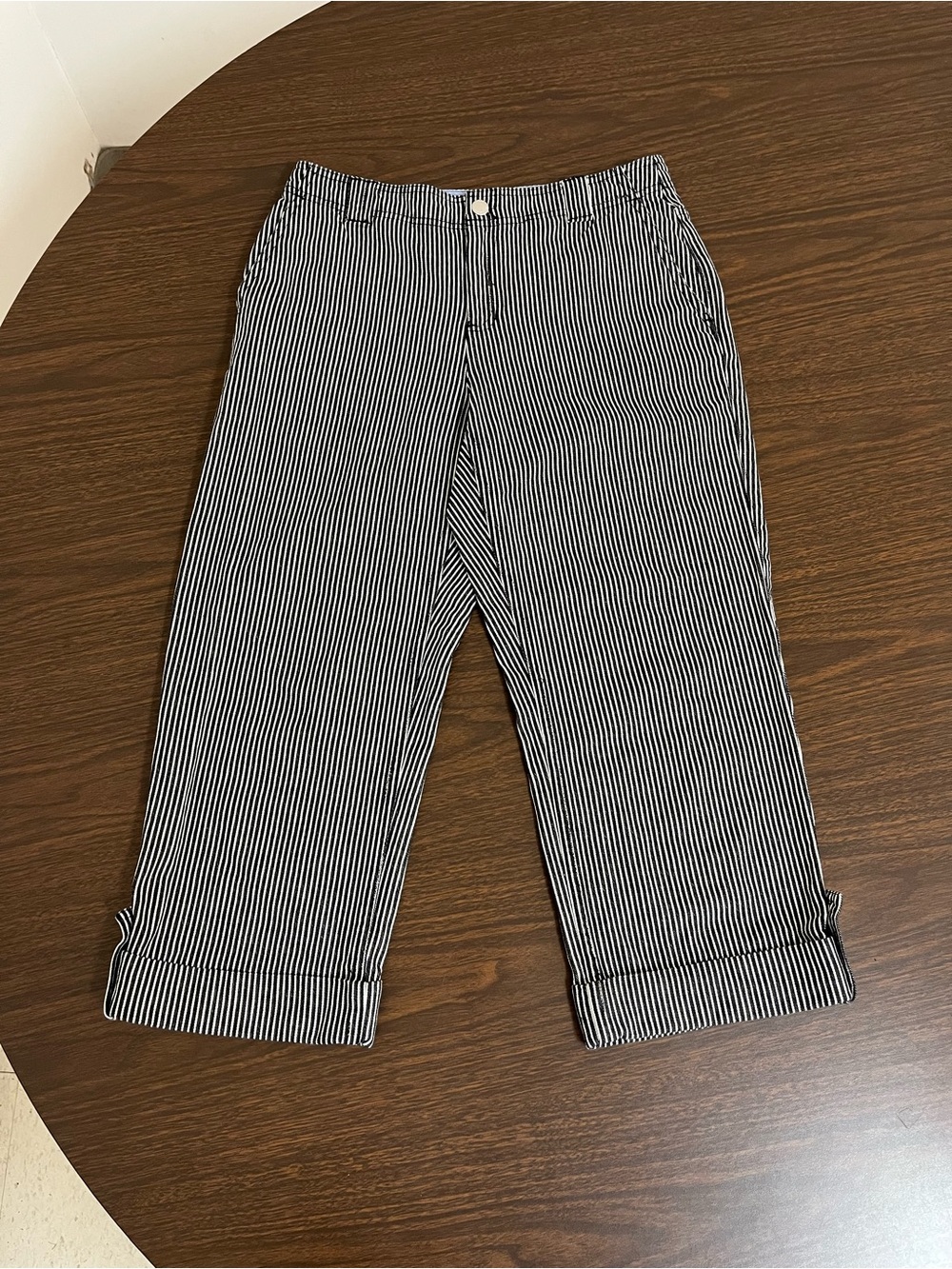 Liz Claiborne Michaela Women's 6 Black White Pinstripe Cuffed Capri Pant 90s Y2K